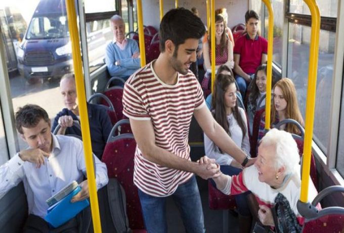 لا تتطوع بترك مقعدك لكبار السن في وسائل النقل ..لماذا؟