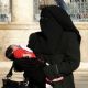 نزع حجاب مسلمة عنوة في هولندا ولكمها وهي تحمل رضيعها  