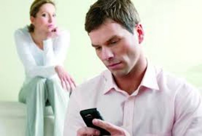 وزارة الإتصالات تطالب بتخفيض عقوبة "تجسس" الأزواج علي الهواتف