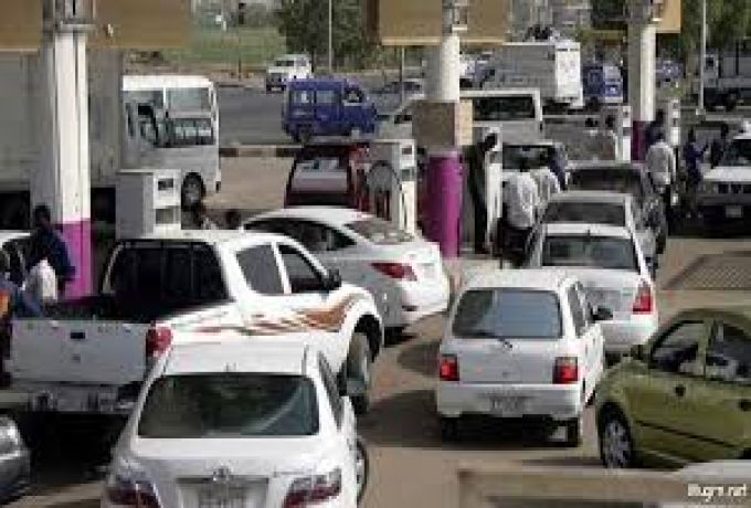 صفوف طويلة للسيارات امام محطات الوقود والحكومة تنفي زيادة الاسعار
