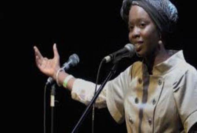 ناشطة أمريكية ـ سودانية تقوم برحلة سيراً علي الأقدام من الفاشر للخرطوم
