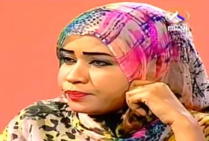 الإعلامية الشاعرة عفراء فتح الرحمن تراسل قناة عربية