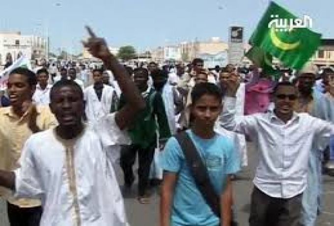 الموريتانيون يرفعون "الأطباق الفارغة" احتجاجاً علي الأسعار