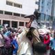 ناشط سياسي  يحمل  صبي أورنيش على كتفه  بالخرطوم  وهو يتحدث عن الفساد !