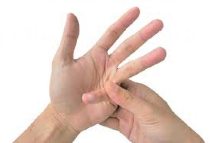 "طرقعة" الأصابع .. هل تسبب مشاكل صحية ؟