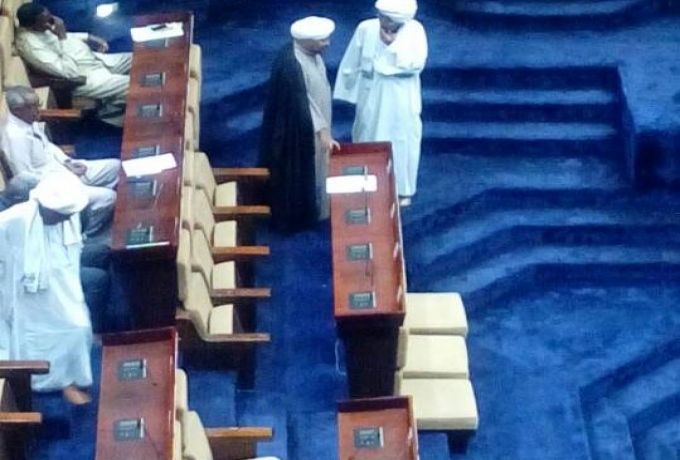 الحسن الميرغني يحضر للبرلمان بعد غيبة و "نواب" يقبلون يده