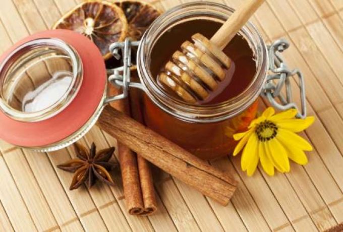 العسل والقرفة.. علاج طبيعي وخليط سحري