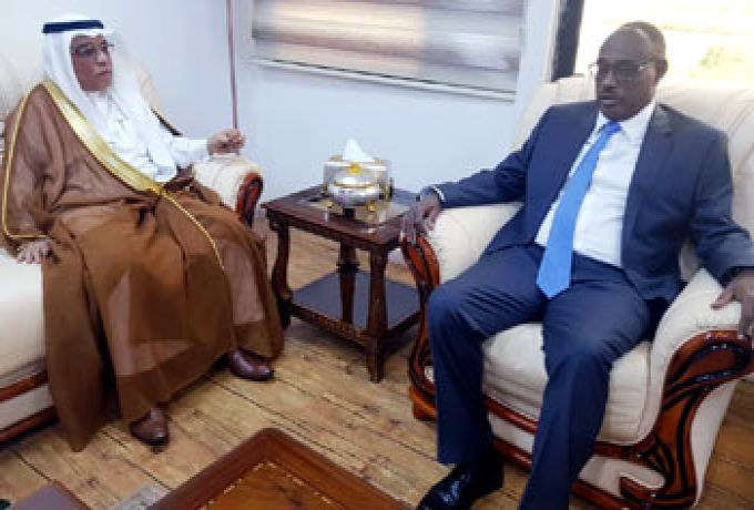 وزير الخارجية يبحث مع السفير السعودي سبل دعم وتعزيز العلاقات