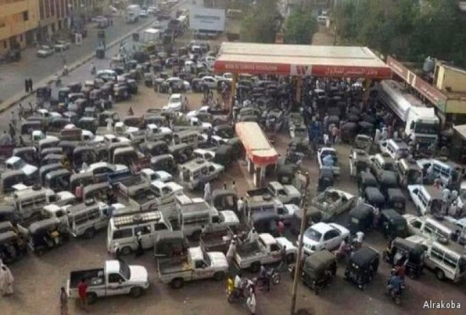 رسوم "صف البنزين" تنتقل لكوستي وسط سخط المواطنين