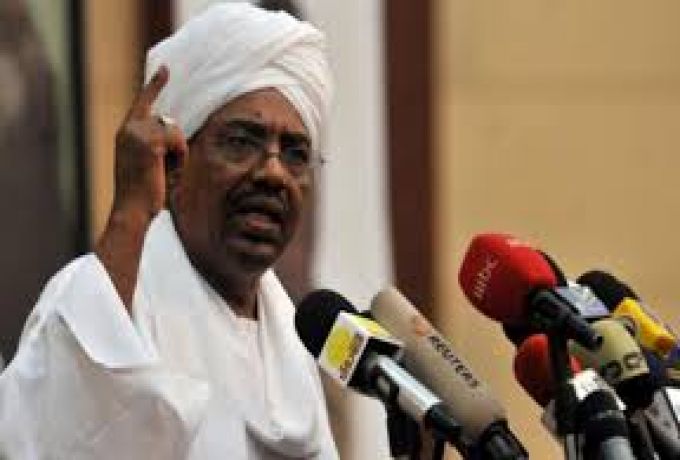 البشير يهنئ الأمة السودانية بعيد الفطر ويدعو حملة السلاح للعودة