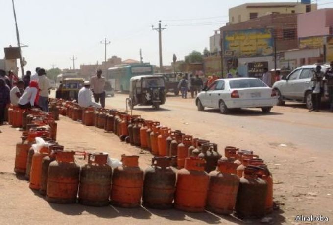 السودان ..أزمات الوقود والمواصلات والدقيق والغاز تضرب في كل الاتجاهات