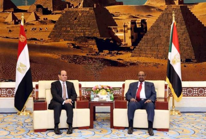 صورة خلفية وراء البشير والسيسي تثير اعجاب السودانيين