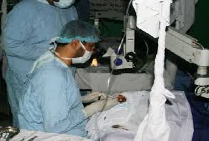 فريق طبي سوداني يجري عملية خطيرة ومُعقدة بمستشفي الشعب
