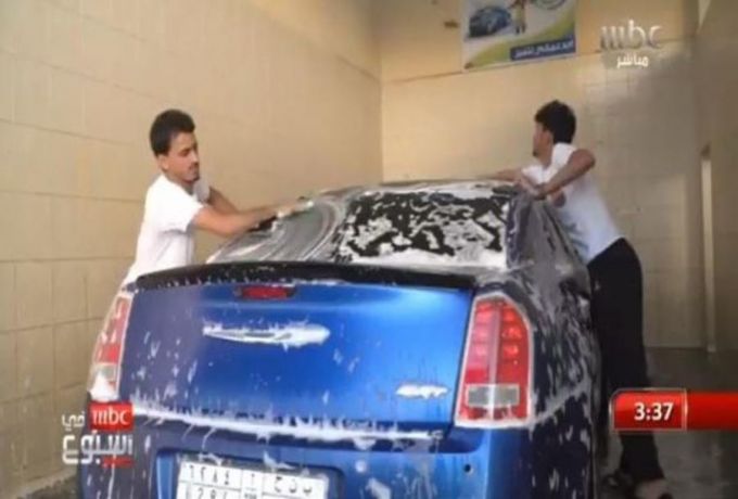 صورة ..شبان سعوديون يقتحمون مهنة غسيل السيارات