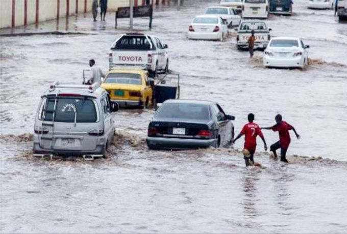 آثار أمطار الخرطوم ..انقطاع متواصل للكهرباء وتراكم المياه وسط العاصمة