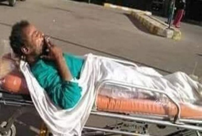 صورة ..مريض "يُدخن"  أثناء حمله علي نقالة المستشفي