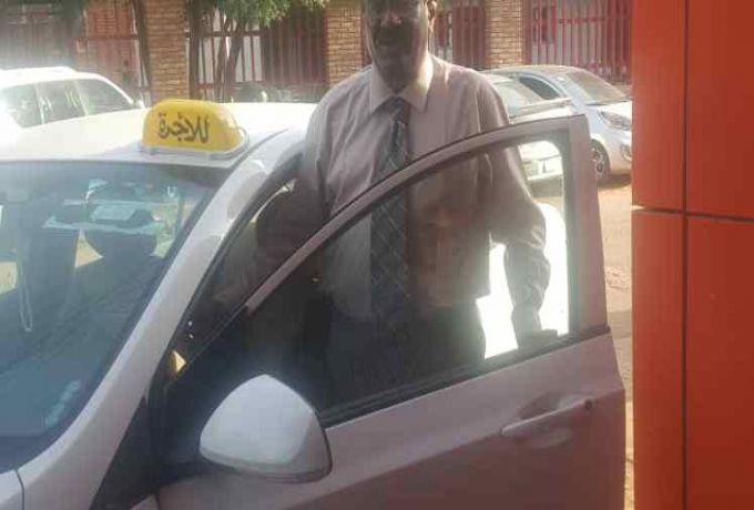 كاتب سوداني شهير يتحول الي "تكاسي" بالأُجرة بعد منعه من الكتابة