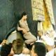 إستناد شرطي سعودي  بحذائه  إلى جدار الكعبة المشرفة تثير غضب المسلمين !!