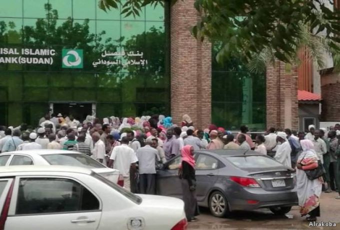 قناة الجزيرة : السودان ..طوابير علي الخبز والنقود والوقود