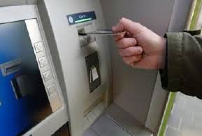 خبير مصرفي : اتوقع خروج بنوك من الخدمة