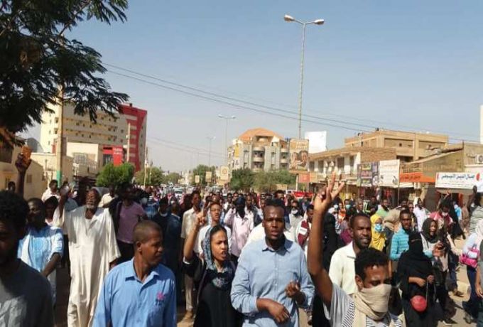 تظاهر المئات بأ مدرمان ومسيرات احتجاجية في أحياء الخرطوم