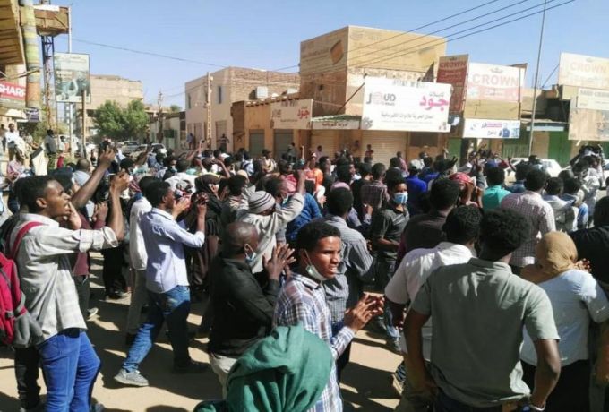 رويترز :الشرطة السودانية تطلق النار صوب مشيعين خارج المنزل