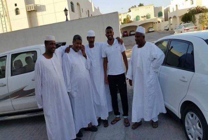 بالصورة ..لاعب منتخب قطر يظهر مع اسرته التي أرتدت الزي السوداني