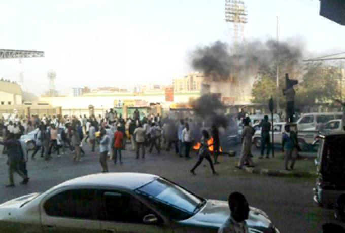 السلطات الأمنية تفرق متظاهرين عقب صلاة الجمعة بأم درمان