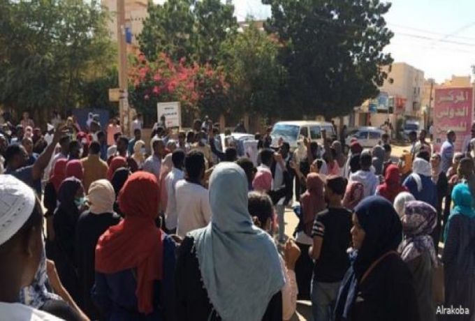 آلاف السودانيين يواصلون تظاهراتهم للمطالبة بتنحي الرئيس عمر البشير