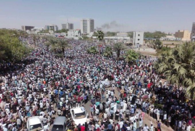 سكاي نيوز : حشود سودانية تتوافد الي موقع الاعتصام بالقيادة العامة