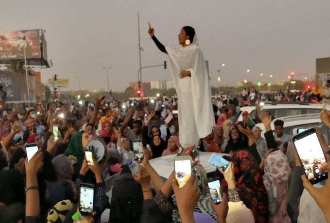 "أيقونة الثورة السودانية" التي ألهبت حماس المعتصمين من هي ؟