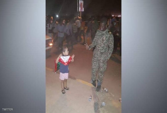 صورة .. "الجندي والطفلة" تشعل مواقع التواصل الاجتماعي
