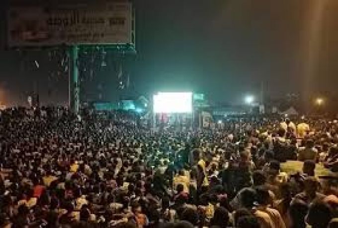 رغم حظر التجول ..الاعتصام وحركة الشارع السوداني مستمرة