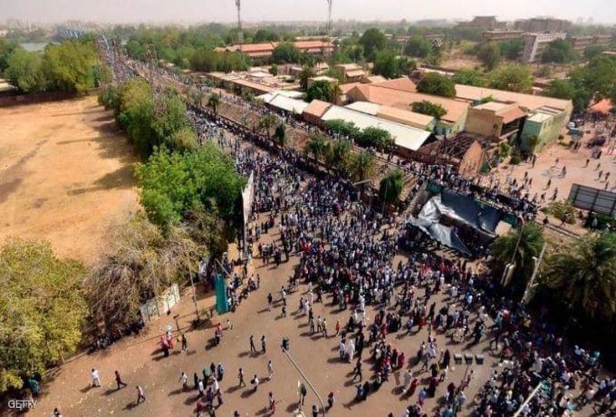 السودان ..دعوات لإستمرار الاعتصام والصلاة في ساحاتها