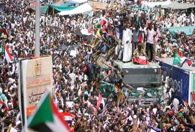 السودان ..مئات الآلاف يواصلون اعتصامهم امام القيادة العامة