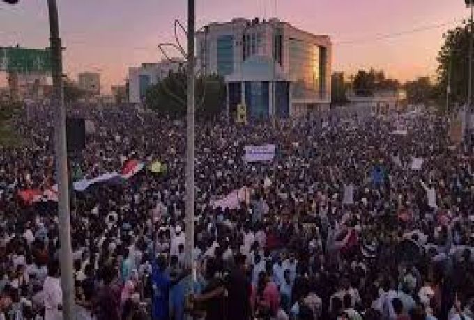 مئات القساوسة يؤدون قداساً في ساحة الاعتصام بالسودان
