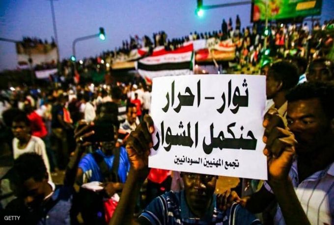 متظاهرون يغلقون شارع النيل وتجمع المهنيين يدعو للتمسك بالاعتصام