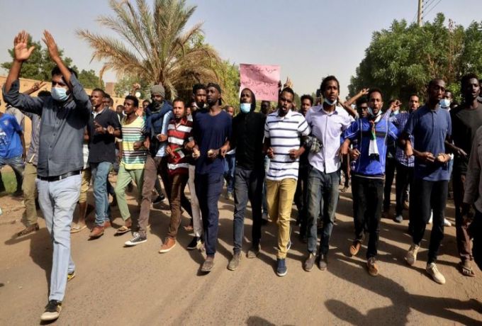 السودان .. معتصمون يستلقون علي الأرض لمنع سيارة جيش