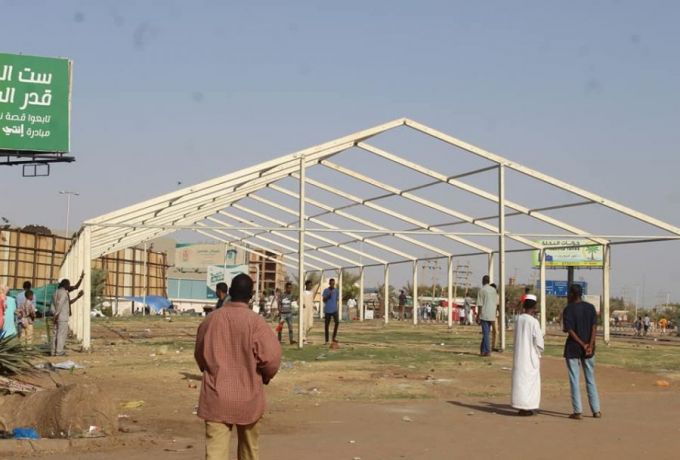 نصب اول خيمة رمضانية في القيادة العامة