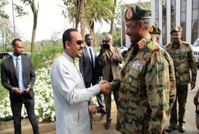 البرهان يبحث مع رئيس وزراء اثيوبيا تطوير العلاقات الثنائية