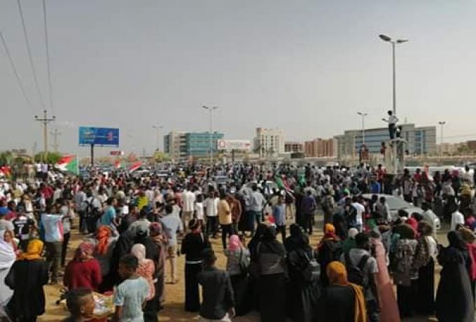 مواكب هادرة من المتظاهرين تصل "ساحة الحرية" بالخرطوم