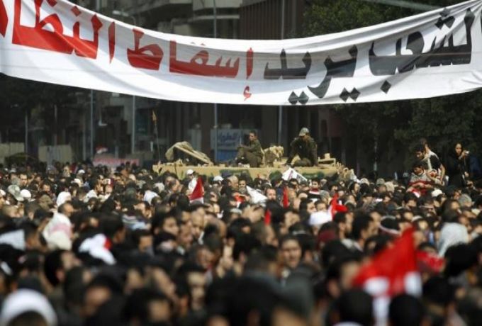 مصر تنتفض..متظاهرون يحرقون صور للسيسي ومطالبون بإسقاط النظام