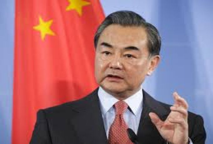 وزير خارجية الصين يطمئن “حمدوك” على مسألة التعامل مع ديون السودان
