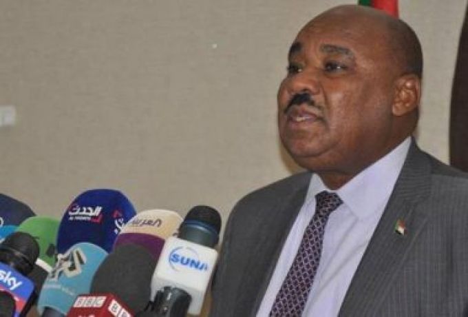 وزير المالية يكشف حقيقة اعفاء ديون السودان بالكامل