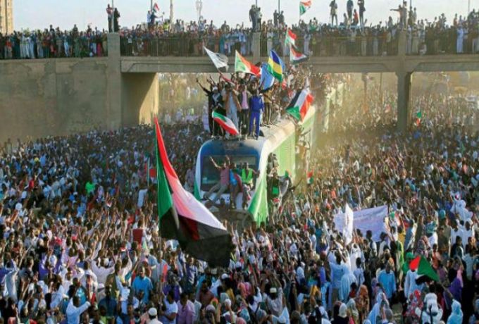 الخرطوم.. قطار يحمل متظاهري الخرطوم إلى عطبرة ..ملايين السودانيين يملأون شوارع المدن احتفالاً بالثورة ودعماً لحمدوك