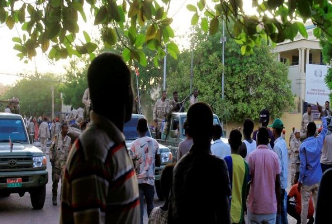 السودان..لجان مقاومة القضارف تضبط خلية مسلحة نظامية تقوم بالبلطجة وإرهاب المواطنين