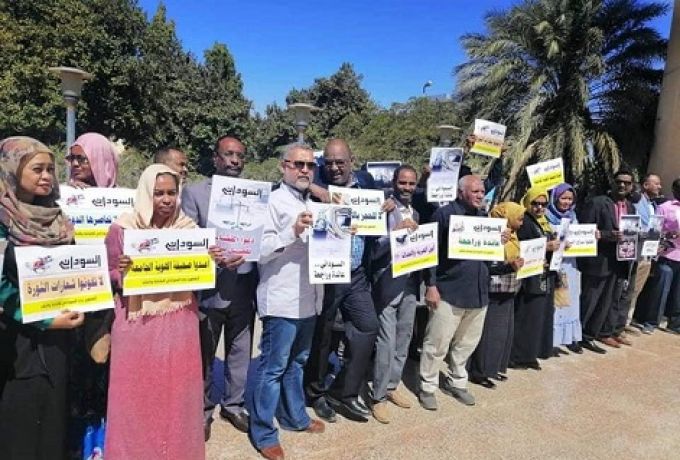 العاملون بـصحيفة السوداني يحتجون أمام وزارة العدل على استمرار حجز الجريدة