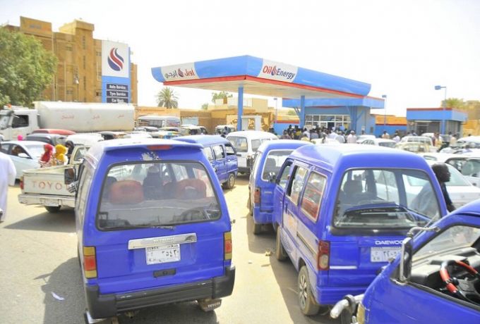 عودة ازمة الوقود في الخرطوم وتكدس السيارات امام محطات البترول