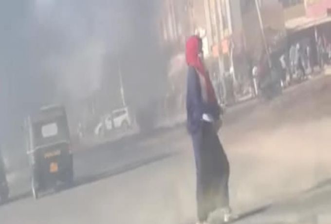 بالصورة ..محتجون يحرقون الاطارات ويغلقون شارع الــــ(60) بالعمارات