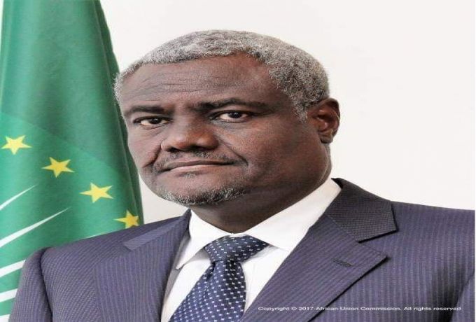 رئيس مفوضية الإتحاد الافريقي يصل السودان وحمدوك يستقبله ويشيد بمواقفه